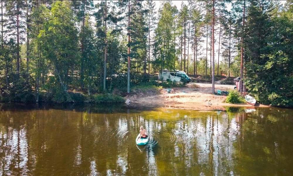 Byl pozdní večer, první máj, večerní máj, byl obytňáků čas